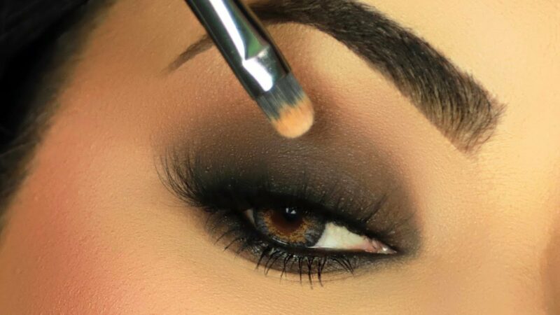 Mastering the Art of Glamour: A Comprehensive Guide to Creating the Perfect Smokey Eye Effect