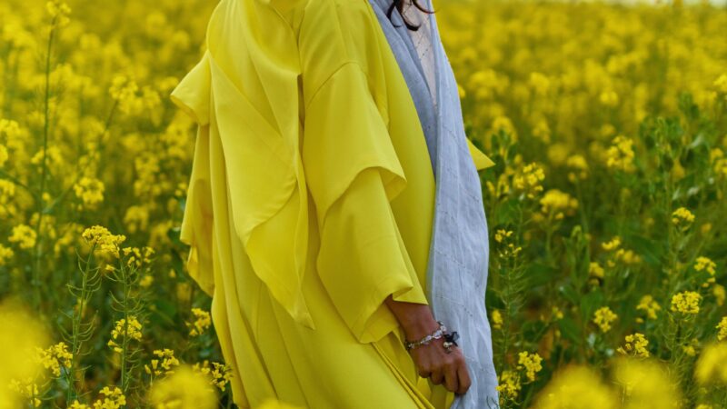 Mustard oil has several benefits for hair, including promoting hair growth and lightening the skin.