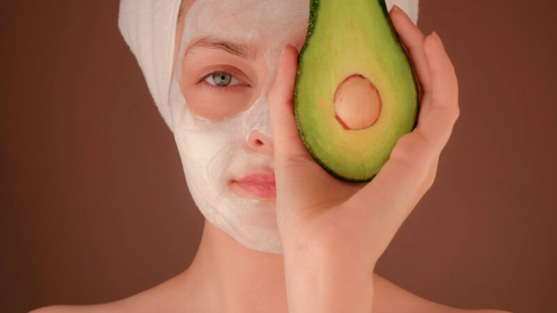 Clean ingredients, minimal routines, and genuine skin confidence are the hallmarks of natural beauty in the year 2025.